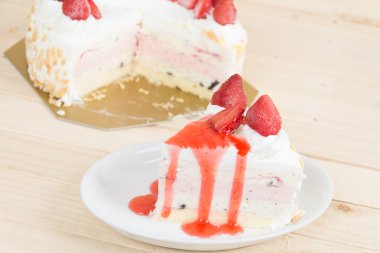 tatlı çilekli tatlı dondurma pastası.
