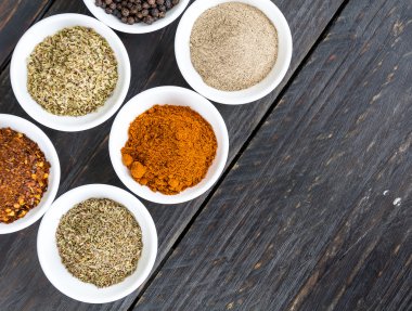 Baharat ve otlar kase.  