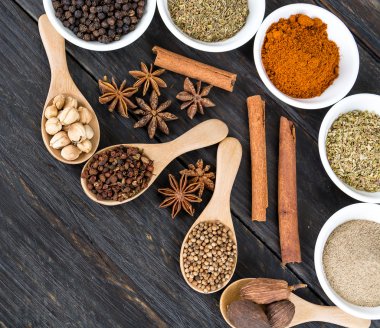 Baharat ve otlar kase.  