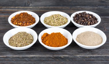 Baharat ve otlar kase.  