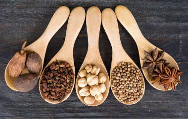 Baharat ve otlar kase.  