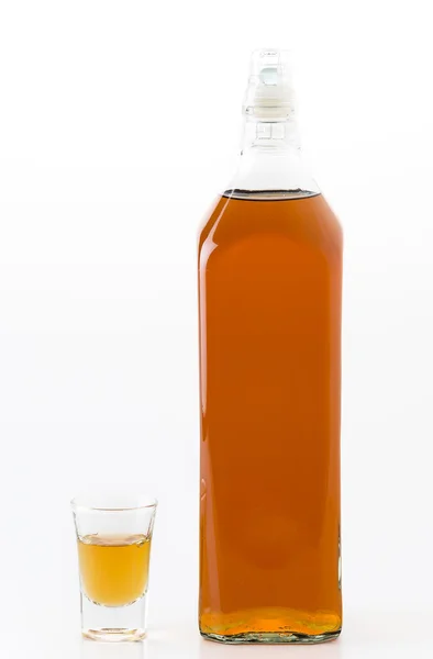 Wisky fles op witte achtergrond — Stockfoto