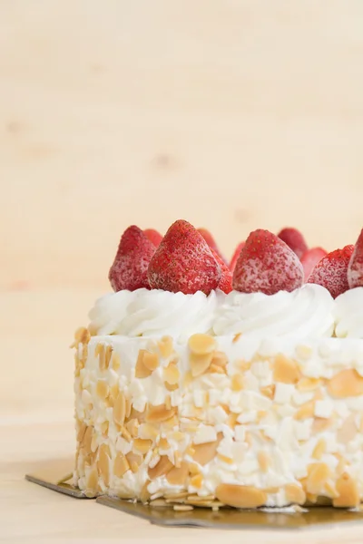 Süße Erdbeeren beglücken Eiskuchen — Stockfoto