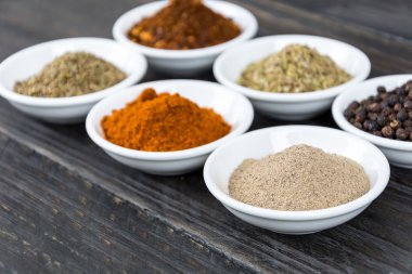 Baharat ve otlar kase.  