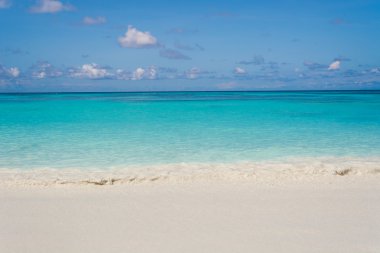 Deniz ve plaj ile mavi gökyüzü