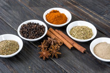 Baharat ve otlar kase.  