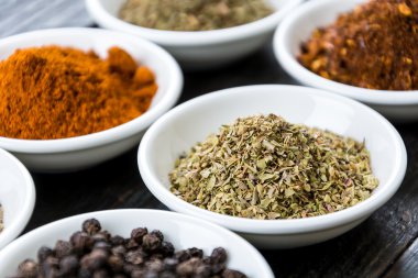 Baharat ve otlar kase.  