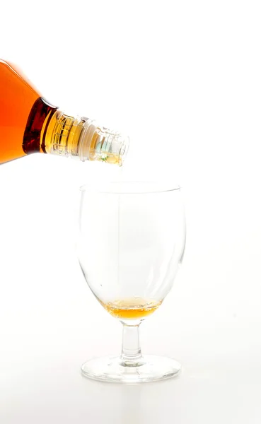 Заливая виски на белом фоне — стоковое фото