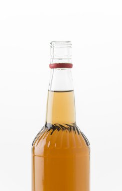 beyaz zemin üzerine koydum şişe