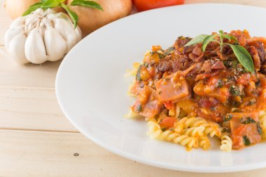 Ahşap arka planda makarna