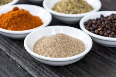 Baharat ve otlar kase.  