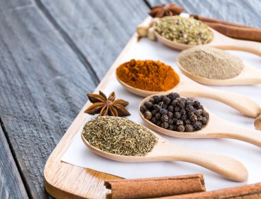 Baharat ve otlar kase.  