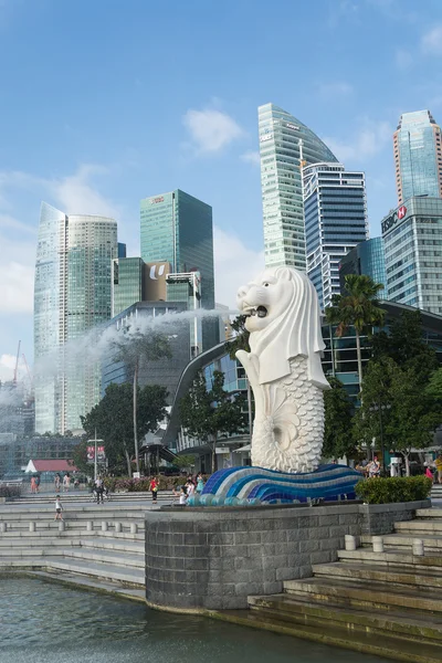 SINGAPUR, 16 JUL 2015: Vista de la estatua de Merilon en Marina Bay i — Foto de Stock
