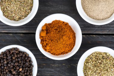 Baharat ve otlar kase.  