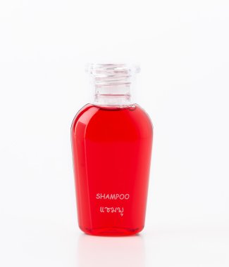 beyaz zemin üzerinde şampuan şişesi