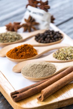 Baharat ve otlar kase.  