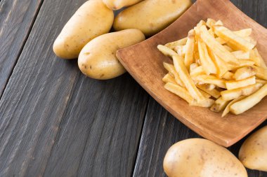 Ahşap arka planda patates kızartması