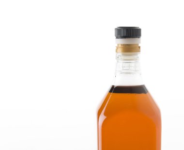 beyaz zemin üzerine koydum şişe