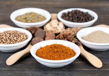 Baharat ve otlar kase.  