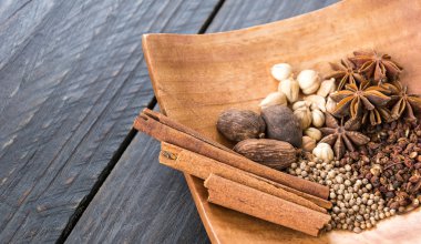 Baharat ve otlar kase.  