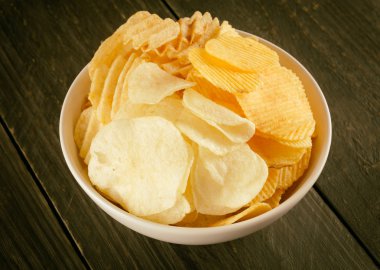 patates cipsi Wood - vintage film filtresi ile yumuşak odak