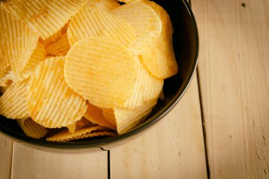 patates cipsi Wood - vintage film filtresi ile yumuşak odak