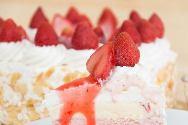 tatlı çilekli tatlı dondurma pastası.