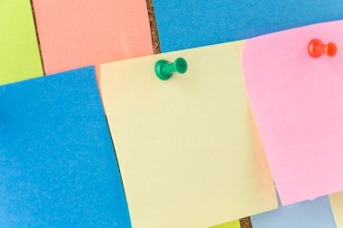 cork board üzerinde yapışkan not