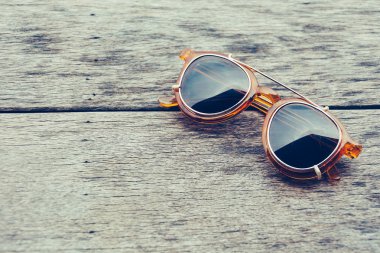 Ahşap üzerine güneş gözlüğü