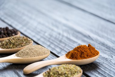 Baharat ve otlar kase.  