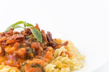 Beyaz arka planda makarna