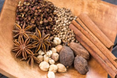 Baharat ve otlar kase.  