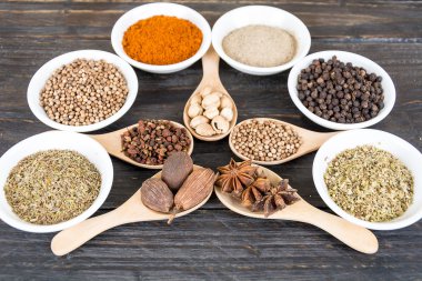 Baharat ve otlar kase.  