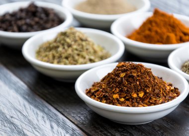 Baharat ve otlar kase.  