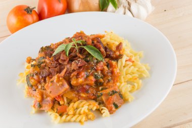 Ahşap arka planda makarna