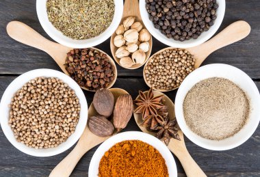 Baharat ve otlar kase.  