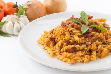 Beyaz arka planda makarna