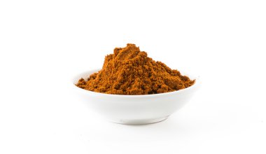 Tahta kaşıkta kırmızı biber tozu