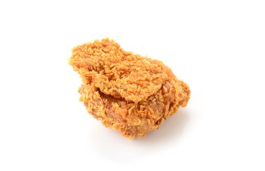 Beyaz arka planda kızarmış tavuk