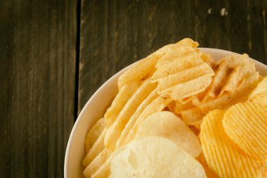 patates cipsi Wood - vintage film filtresi ile yumuşak odak