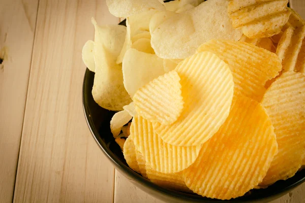 patates cipsi Wood - vintage film filtresi ile yumuşak odak