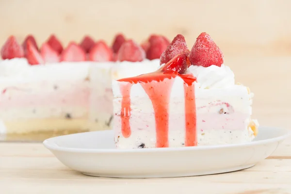 Söta jordgubbar glasstårta — Stockfoto