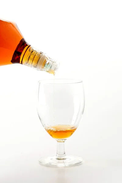 Заливая виски на белом фоне — стоковое фото