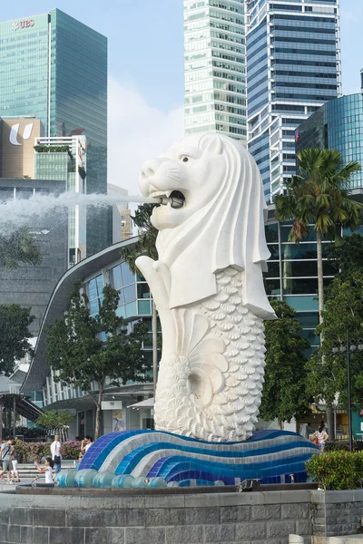 SINGAPORE, JUL 16 2015 :  View of Merilon Statue at Marina Bay i — Stock Photo, Image