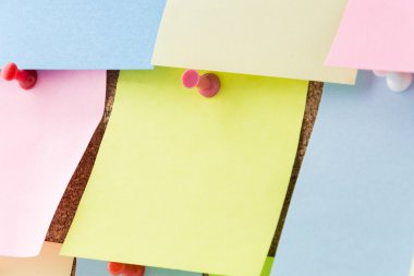 cork board üzerinde yapışkan not
