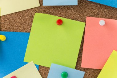 cork board üzerinde yapışkan not