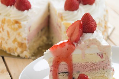 tatlı çilekli tatlı dondurma pastası.