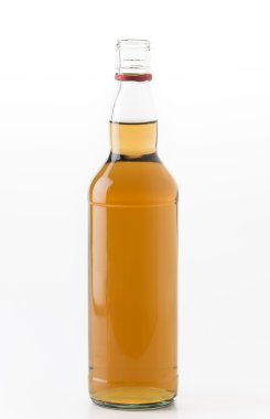 beyaz zemin üzerine koydum şişe