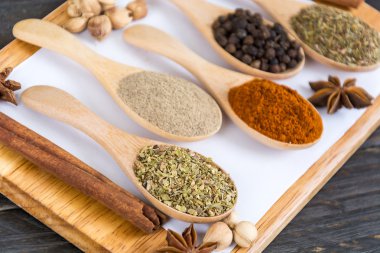 Baharat ve otlar kase.  