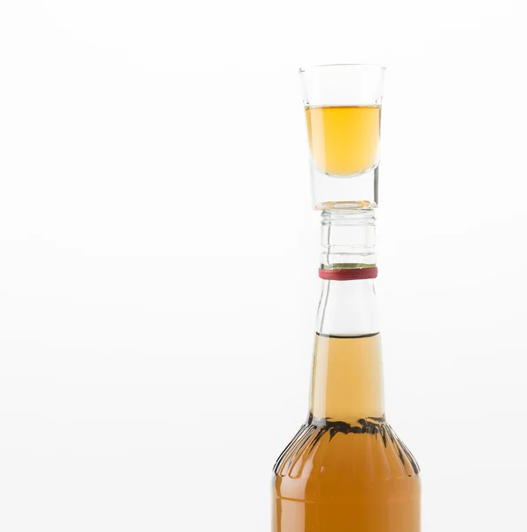 Wisky glas op witte achtergrond — Stockfoto